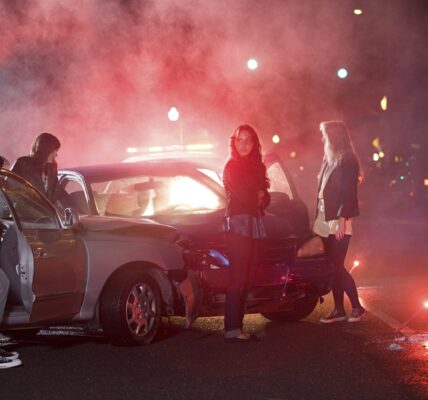 Filmy akcji a realizm – granice wytrzymałości bohaterów 3 a group of people gathered around a car at a foggy 2024 05 25 00 03 22 utc