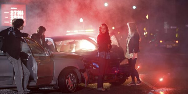 Filmy akcji a realizm – granice wytrzymałości bohaterów 1 a group of people gathered around a car at a foggy 2024 05 25 00 03 22 utc