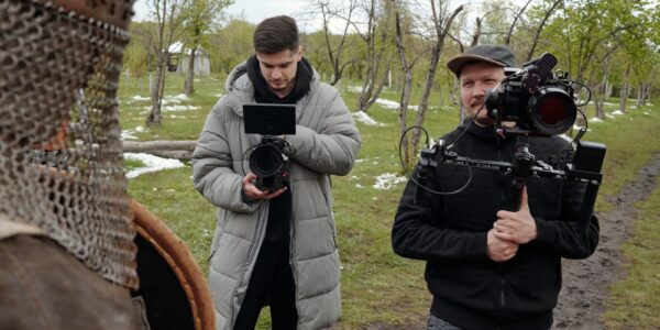 Od dokumentu do fabuły – kiedy film dokumentalny inspiruje do stworzenia fikcji? 4 filming medieval scene with modern camera equipmen 2024 10 12 01 31 26 utc