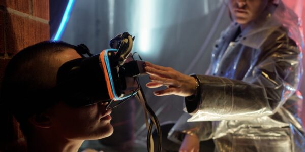 Magia w filmach fantasy – jak technologie zmieniają sposób przedstawiania czarów? 2 hand of young woman touching virtual reality heads 2023 11 27 05 17 23 utc e1733231809288