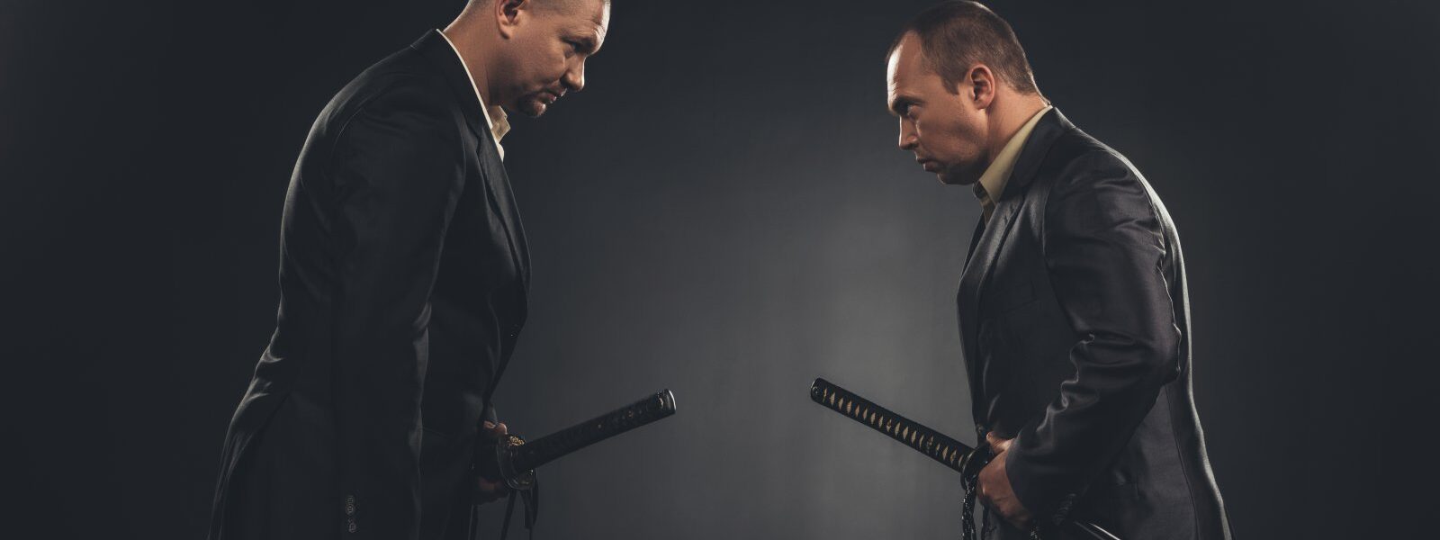 Psychologia postaci w filmach – jak głębia postaci przekłada się na fabułę? 1 side view of modern samurai in suits bowing to eac 2024 11 18 17 55 47 utc e1733231270693