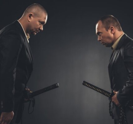 Psychologia postaci w filmach – jak głębia postaci przekłada się na fabułę? 4 side view of modern samurai in suits bowing to eac 2024 11 18 17 55 47 utc e1733231270693