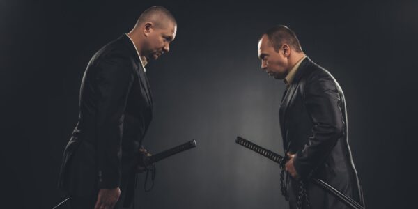 Psychologia postaci w filmach – jak głębia postaci przekłada się na fabułę? 1 side view of modern samurai in suits bowing to eac 2024 11 18 17 55 47 utc e1733231270693