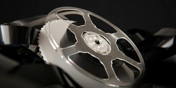 „Titanic” – jak James Cameron stworzył epicką opowieść o miłości i tragedii 3 plan filmowy