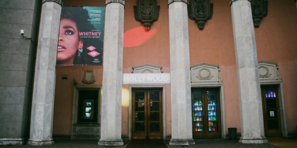 Sztuka plakatu filmowego – jak grafika opowiada historię 12 plakat filmu