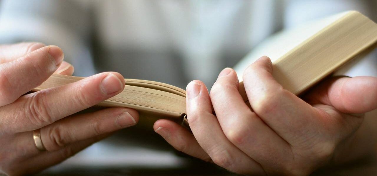 ​Od Forsta do Chyłki: Jak Remigiusz Mróz zrewolucjonizował tempo polskiego thrillera?